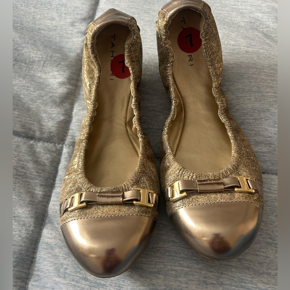 Tahari Gold Women's Flats stretchy Sz 7 gold hardware